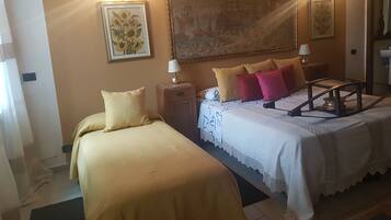 Camera tripla | Con stile personalizzato, con arredamento individuale, una scrivania