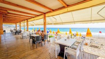 Plage privée à proximité, chaises longues, parasols