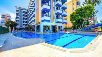 Una piscina al aire libre (de 08:30 a 19:00), sombrillas, tumbonas
