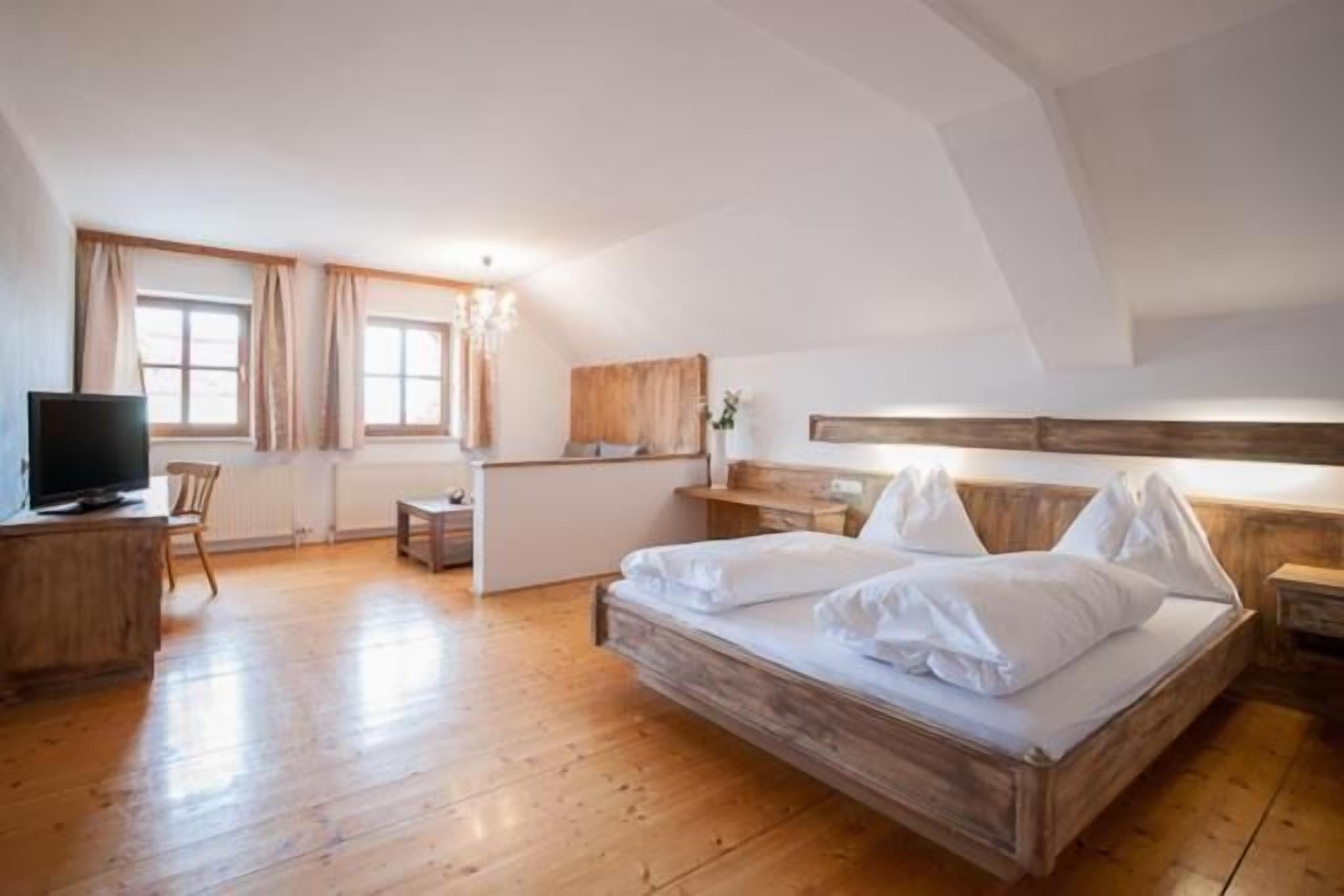 premium bedding, in-room safe, bed sheets