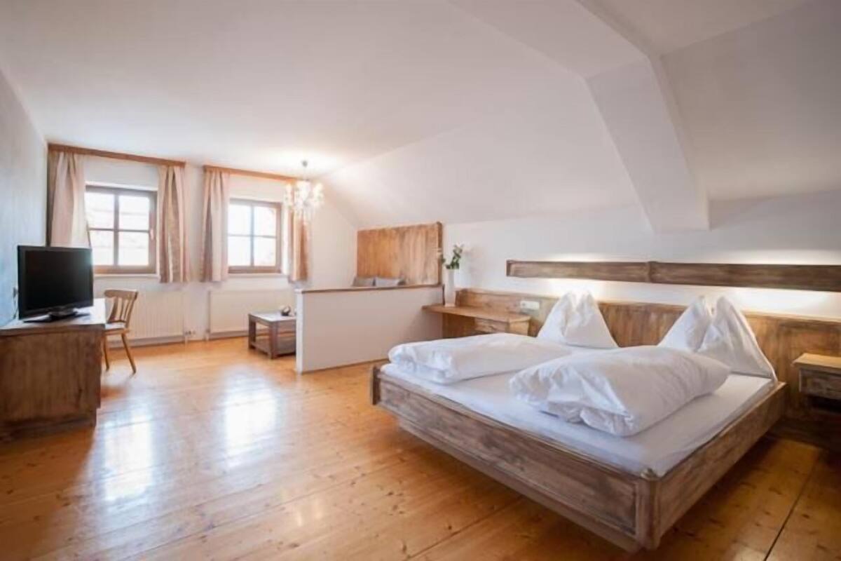 premium bedding, in-room safe, bed sheets