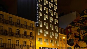 Un edificio de varios pisos con balcones y un letrero que dice 'Lisbon São Bento'.