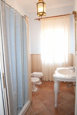 Appartement, 2 slaapkamers | Badkamer | Gratis toiletartikelen, een haardroger, badjassen, pantoffels