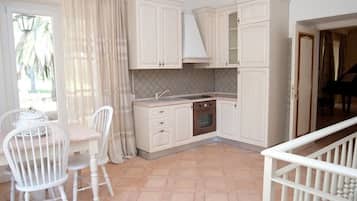 Appartamento, 2 camere da letto | Cucina privata | Frigorifero con congelatore, microonde, macchina per caffè espresso