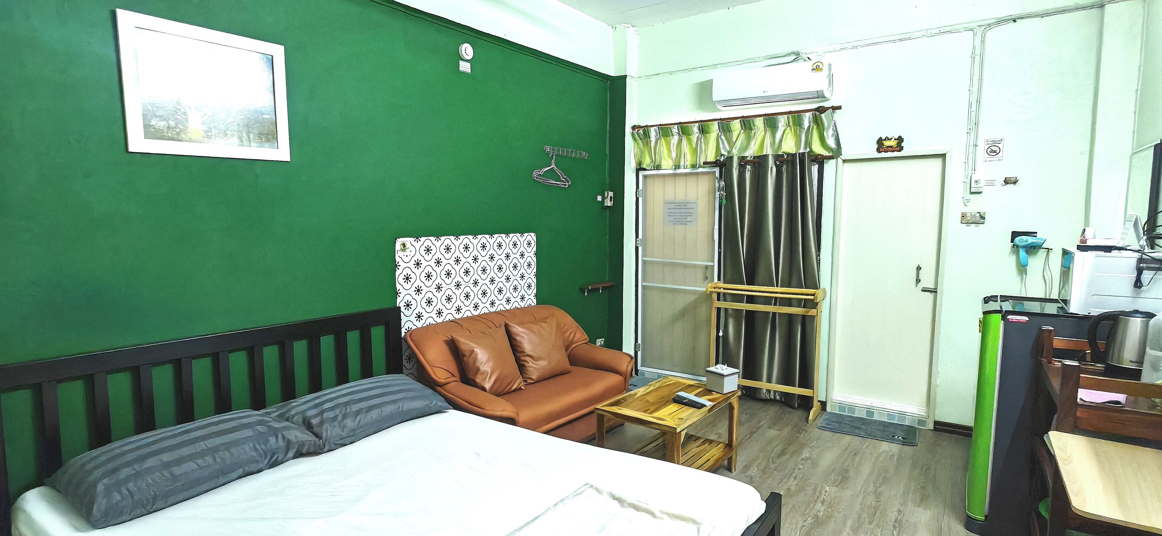 Room, 1 Queen Bed | Free WiFi, bed sheets