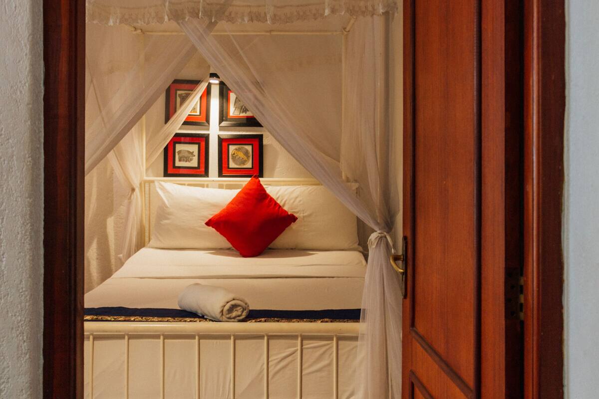 In-room safe, desk, soundproofing, iron/ironing board