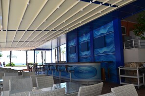 Bar junto a la alberca