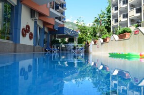 Outdoor pool, open 9:00 AM to 6:00 PM, pool umbrellas, sun loungers - Kleopatra Balik Hotel (Alanya)