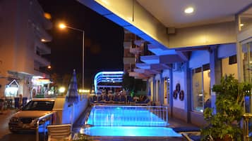 Außenpool, geöffnet von 09:00 Uhr bis 18:00 Uhr, Sonnenschirme