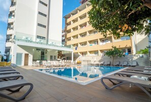 Piscine extérieure, parasols de plage, chaises longues