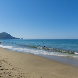 Sulla spiaggia, un bar sulla spiaggia