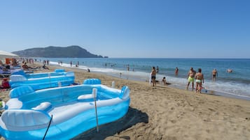 Trên bãi biển, quán bar trên bãi biển