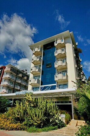 Vista frontal de la propiedad