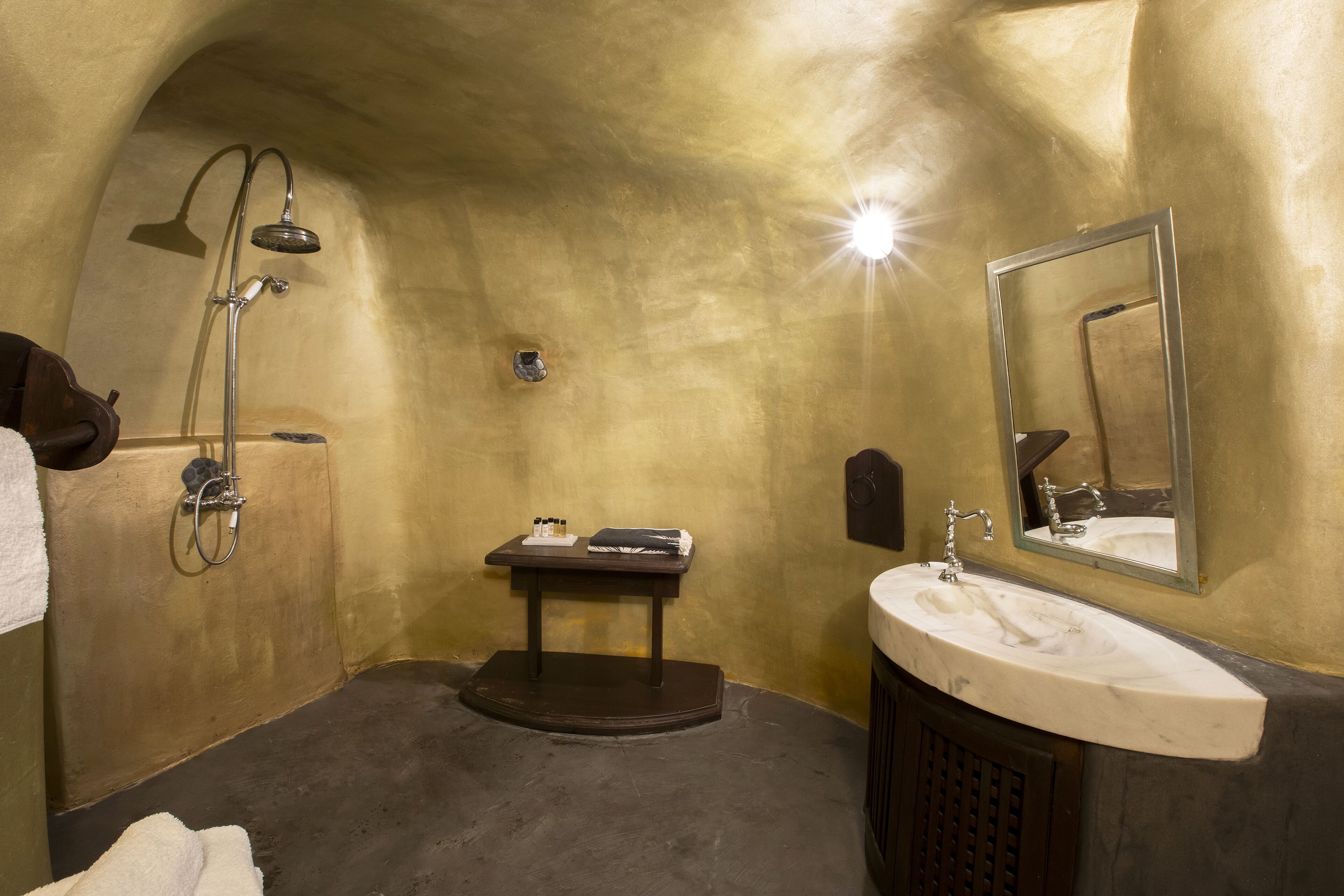 Une salle de bain avec une baignoire, un lavabo et un miroir.