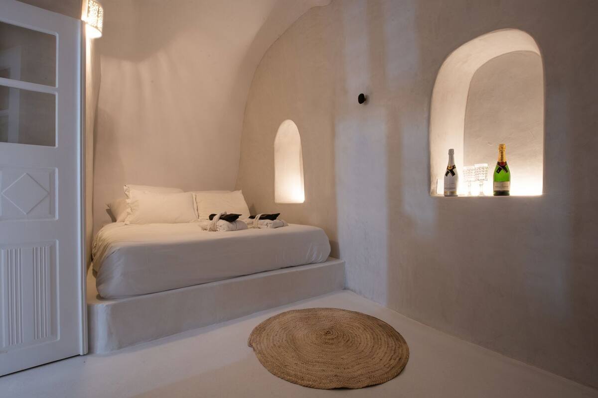 Premium bedding, in-room safe, individually decorated, soundproofing