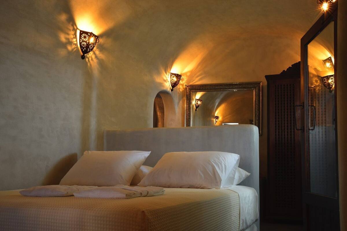 Premium bedding, in-room safe, individually decorated, soundproofing