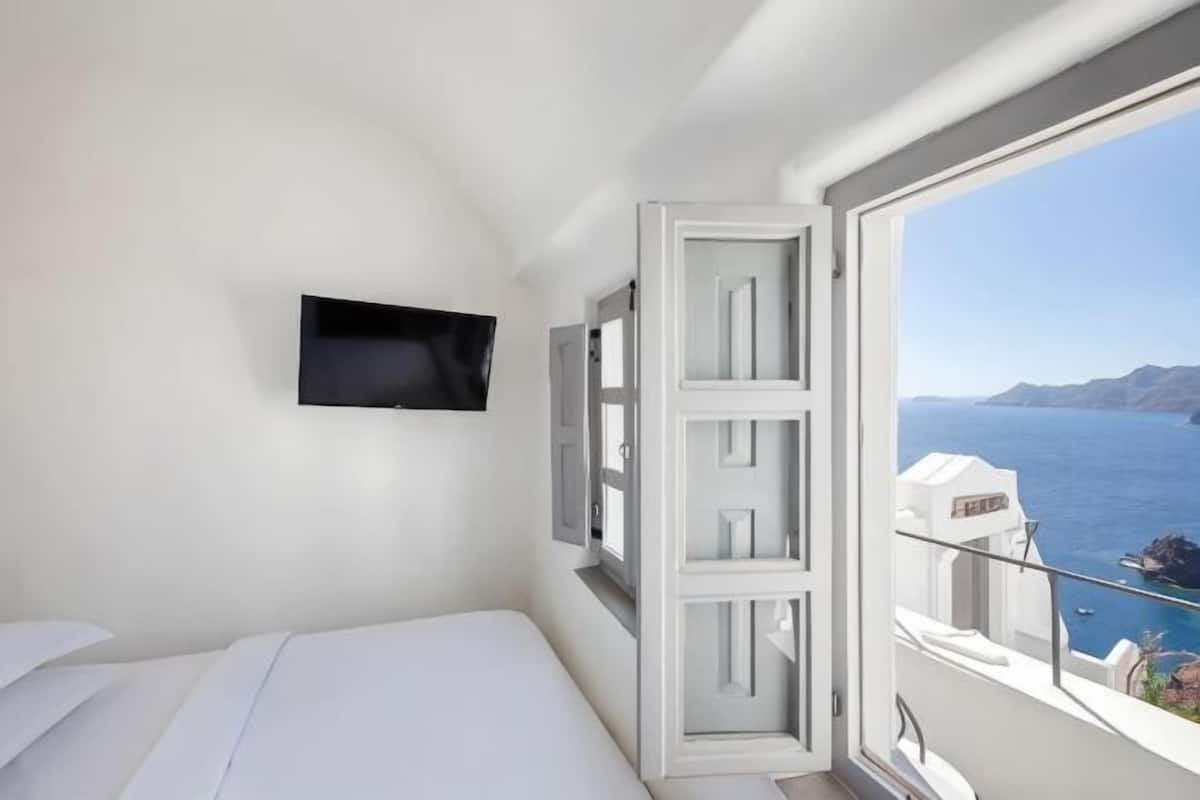 Premium bedding, in-room safe, individually decorated, soundproofing