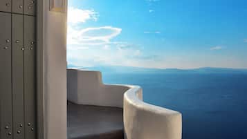 Un bâtiment aux murs blancs qui offre une vue sur la mer.