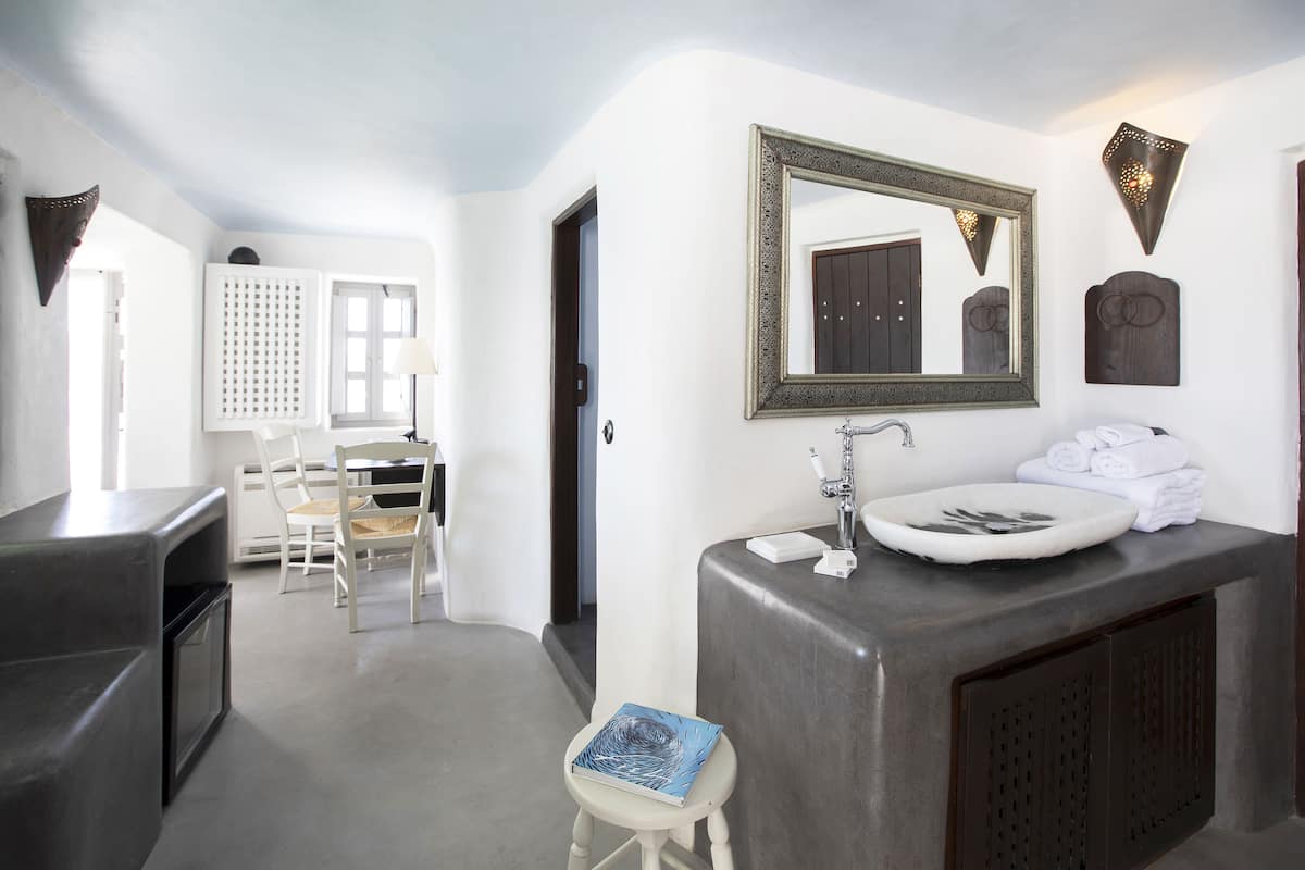 Deluxe Room with Indoor Plunge Pool and Caldera View | 2 bedrooms, premium bedding, in-room safe, individually decorated