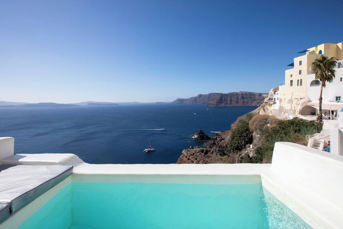 Grand Suite with Plunge Pool and Caldera View | Sengetøy av topp kvalitet, safe på rommet og lydisolert