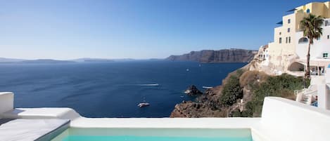 Grand Suite with Plunge Pool and Caldera View | 2 soveværelser, premium-sengetøj, pengeskab på værelset