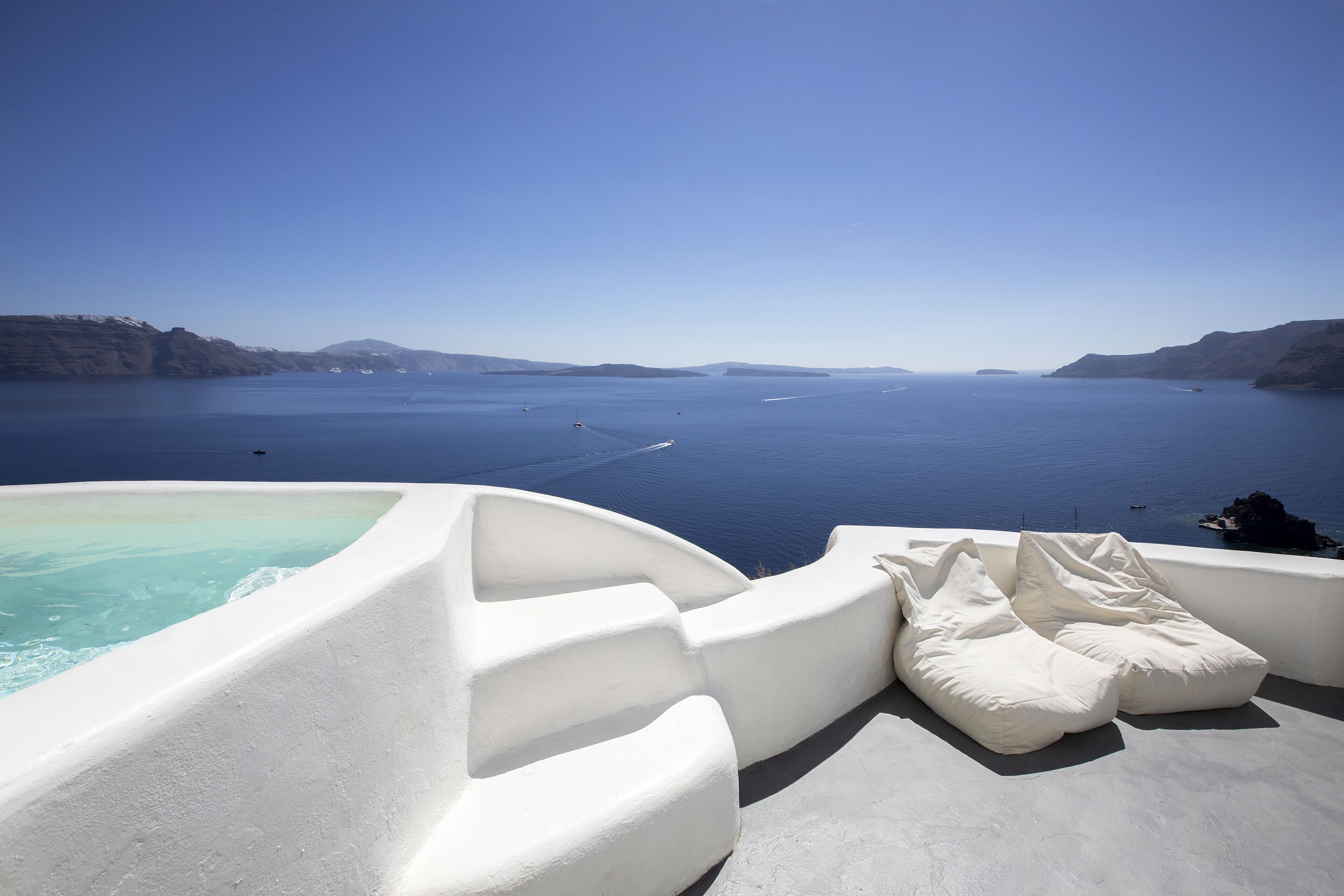 Superior Suite with Hot Tub and Caldera View | Private spa tub