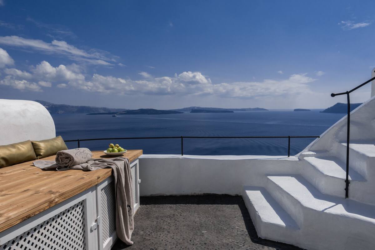 Honeymoon Suite with Hot Tub and Caldera View | Utsikt fra rommet