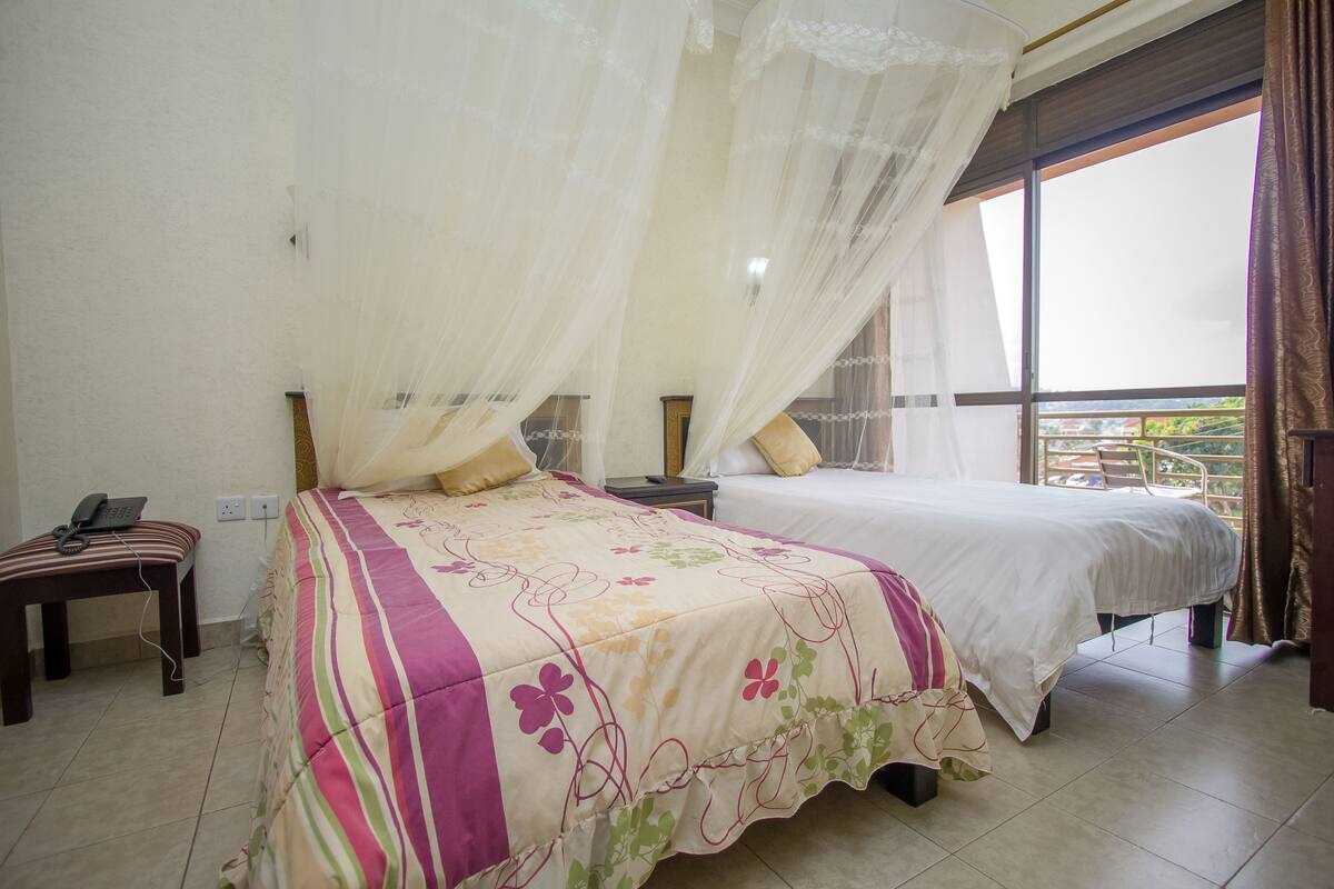 Twin Room | Minibar, desk, soundproofing, WiFi (free)