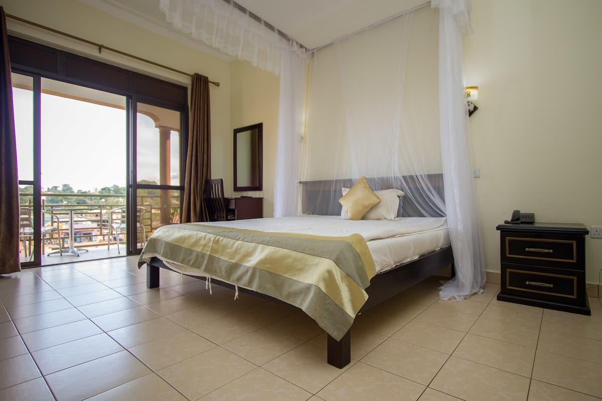 Executive Room | Minibar, desk, soundproofing, WiFi (free)