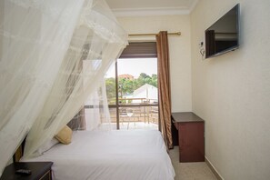 Deluxe kamer | Een minibar, een bureau, geluiddichte muren, gratis wifi