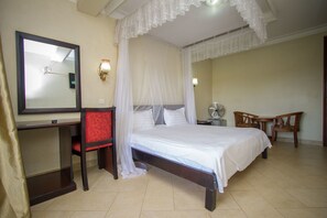 Deluxe Room | Minibar, desk, soundproofing, free WiFi - Tristar Hotel (Kampala)
