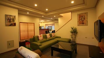 Comfort House (16PAX) | Living area | 32-inch flat-screen TV with digital channels, TV