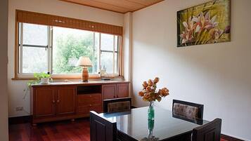 Comfort House (16PAX) | Living area | 32-inch flat-screen TV with digital channels, TV