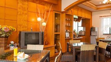 Comfort House (16PAX) | Living area | 32-inch flat-screen TV with digital channels, TV