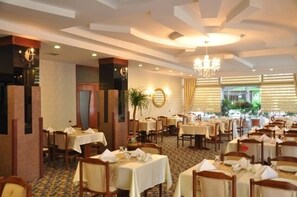 Breakfast, lunch, dinner served; Turkish cuisine  - Othello Hotel (Mersin)