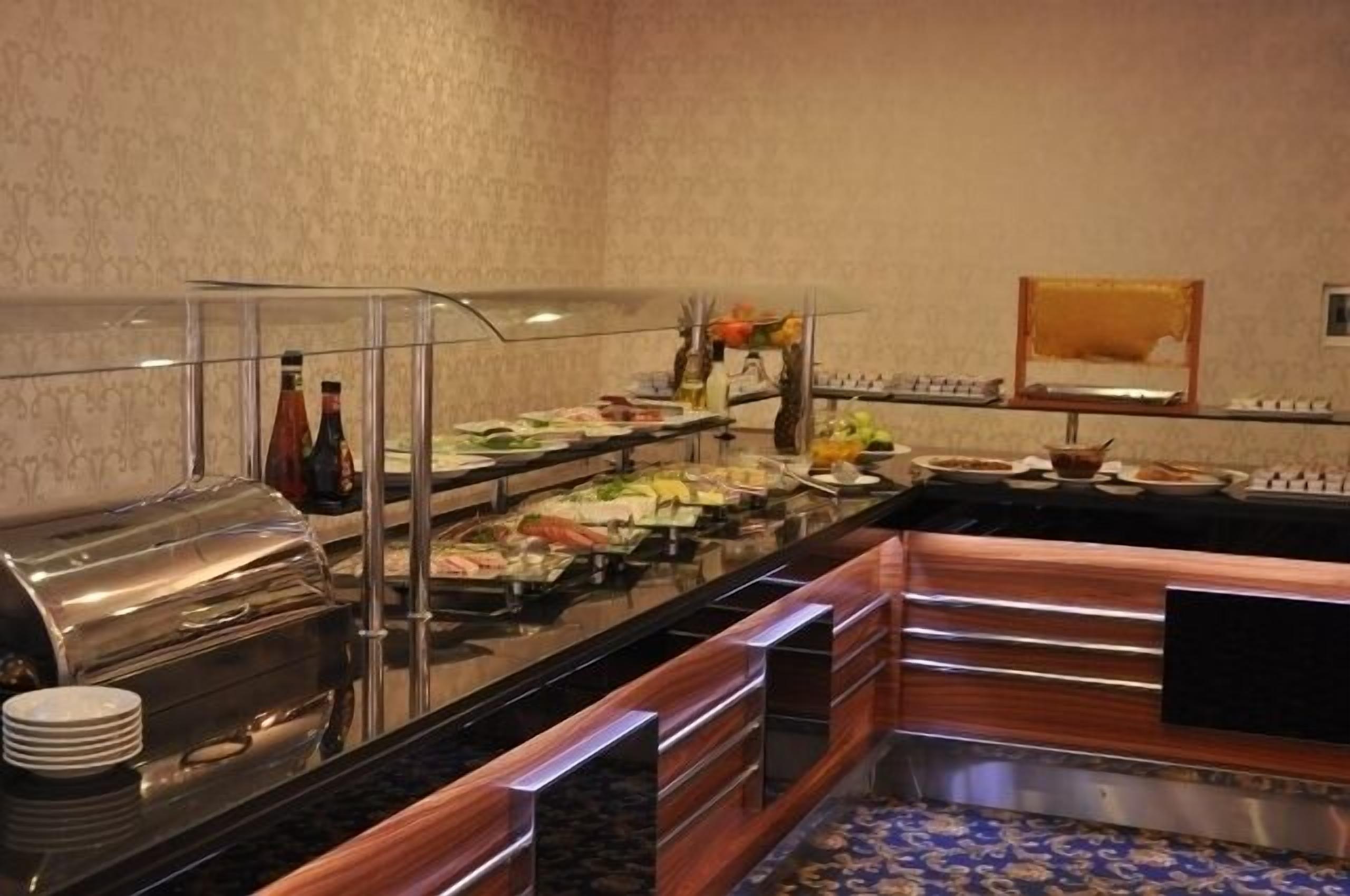 Un buffet proposant une variété de plats et d'accompagnements.