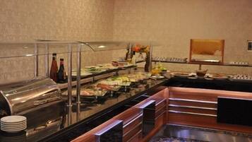 Un buffet proposant une variété de plats et d'accompagnements.