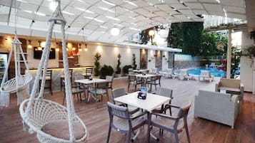 Außenpool, Cabañas (kostenlos), Sonnenschirme