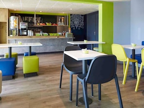 Desayuno continental todos los días (EUR 6.60 por persona) 