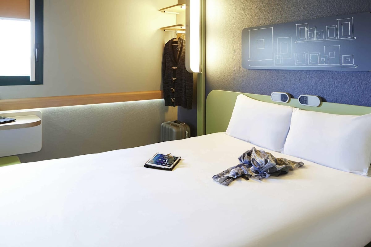 double room | desk, soundproofing, free cots/infant beds, free wifi