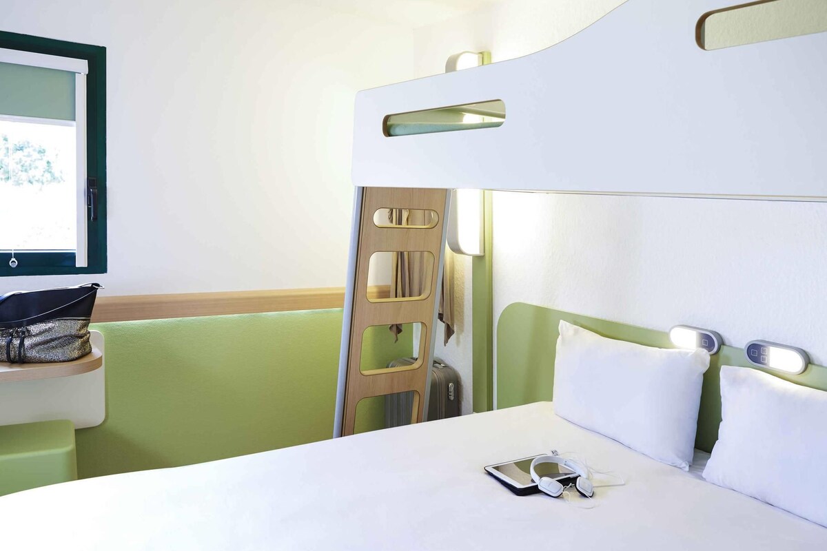 Bureau, chambres insonorisées, lits bébé (gratuits), Wi-Fi gratuit