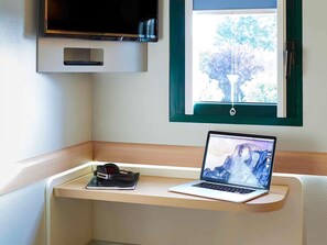 Escritorio, sistema de insonorización, cunas gratuitas y wifi gratis