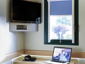 Escritorio, sistema de insonorización, cunas gratuitas y wifi gratis 