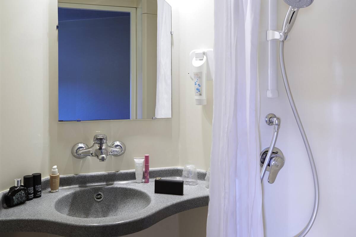 desk, soundproofing, free cots/infant beds, free wifi