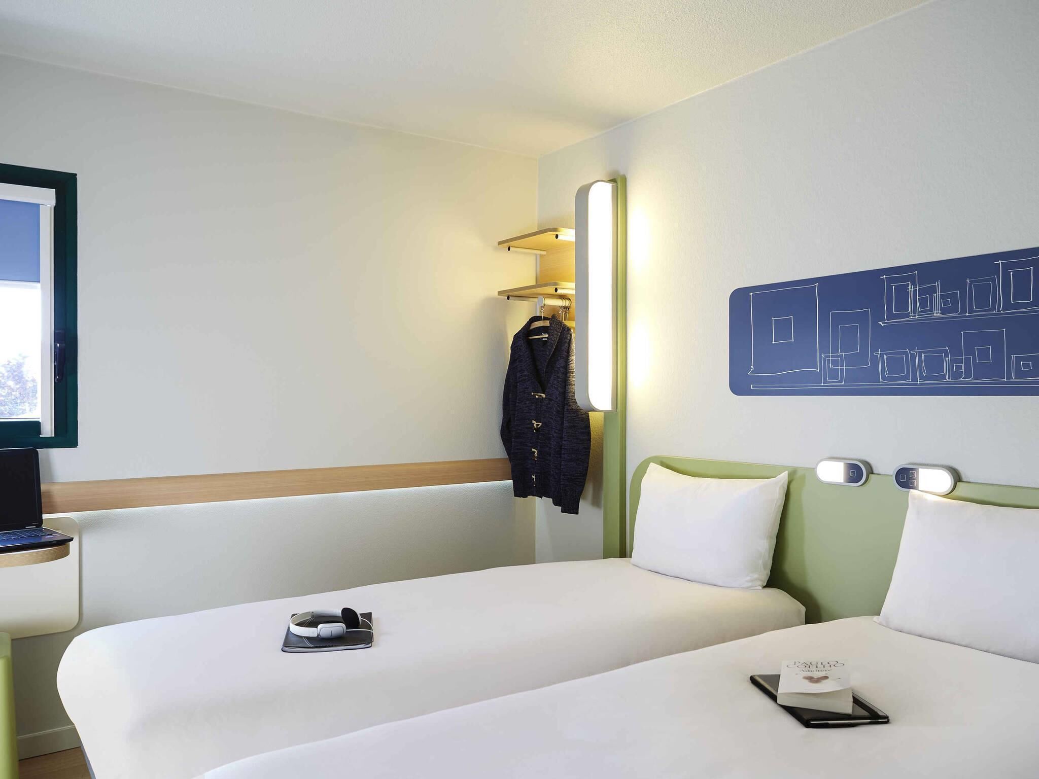 Twin Room, 2 Single Beds | Desk, soundproofing, free cots/infant beds, free WiFi