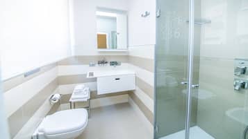 Articles de toilette gratuits, sĂšche-cheveux, bidet, serviettes fournies