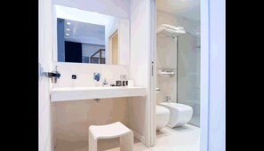 Đồ dùng nhà tắm miễn phí, máy sấy tóc, chậu vệ sinh/vòi rửa 