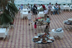 Serveert ontbijt en diner, Turkse gerechten