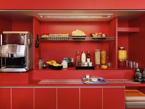 อาหารเช้าแบบคอนติเนนทัลทุกวัน (EUR 4.90 ต่อคน)