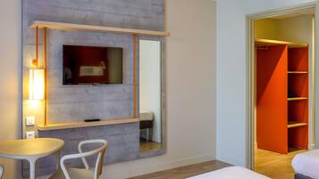 Dreibettzimmer, Mehrere Betten | Hochwertige Bettwaren, Schreibtisch, schallisolierte Zimmer